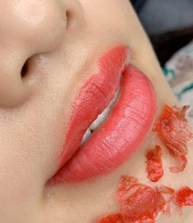 Phun Môi Bao Lâu Thì Bong? Có Cần Dặm Lại Không?