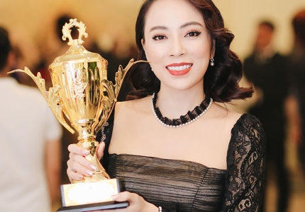 Nguyễn Thị Thanh Bình – CEO thẩm mỹ viện Vian Beauty & Spa hân hạnh được UBND TP Hồ Chí Minh trao tặng chứng nhận “Thương hiệu vàng ngành chăm sóc sắc đẹp”