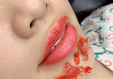Phun môi bao lâu thì bong? Có cần dặm lại không?