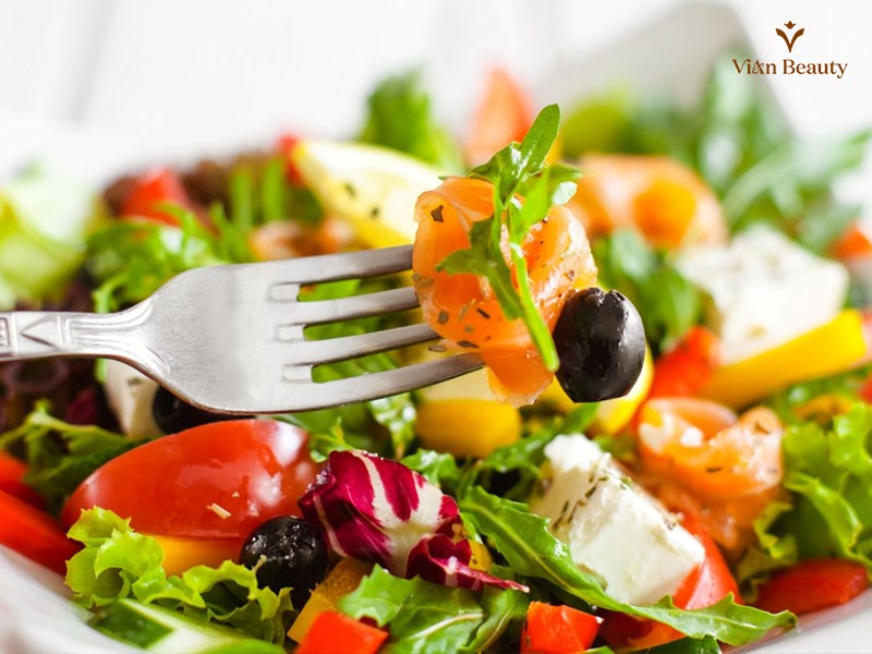 Sau Phun Môi, Nên Ăn Thực Phẩm Giàu Vitamin C, E, Protein Để Tăng Cường Phục Hồi Da Môi.