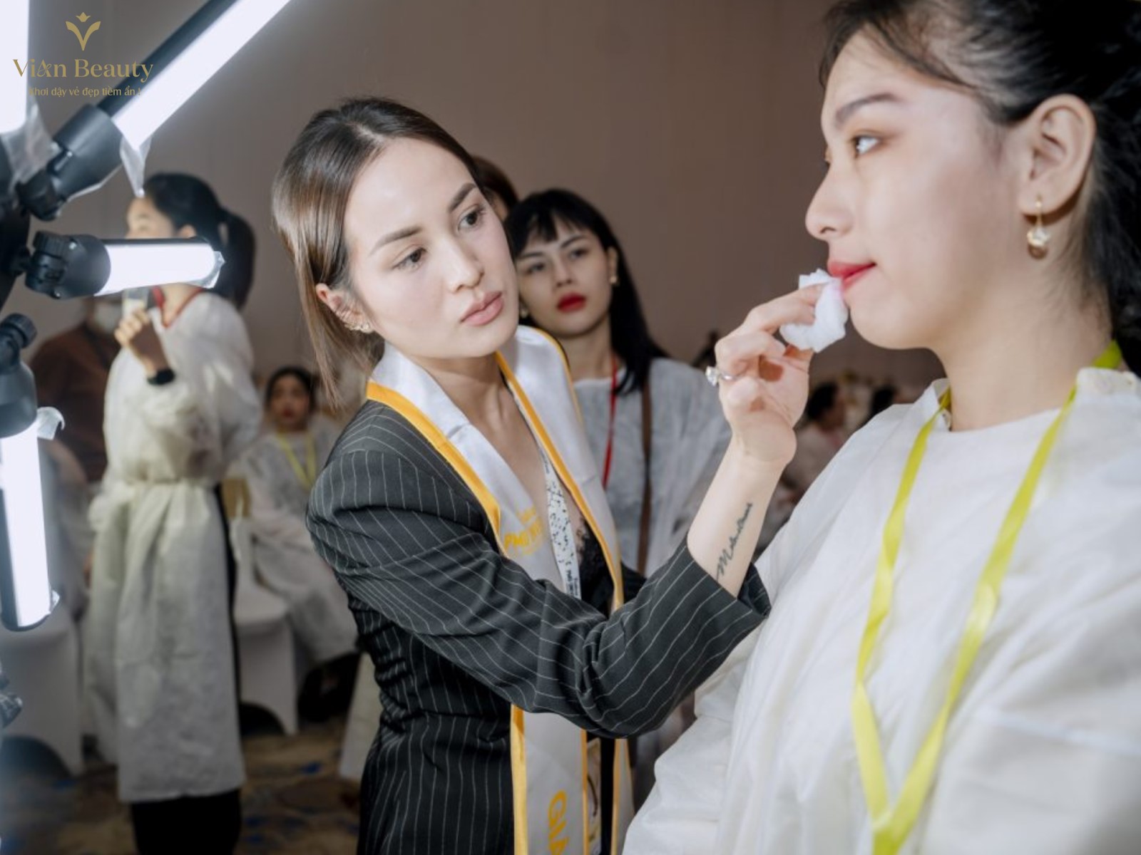 Các Chuyên Gia Giúp Hạn Chế Rủi Ro Và Biến Chứng Trong Phun Xăm