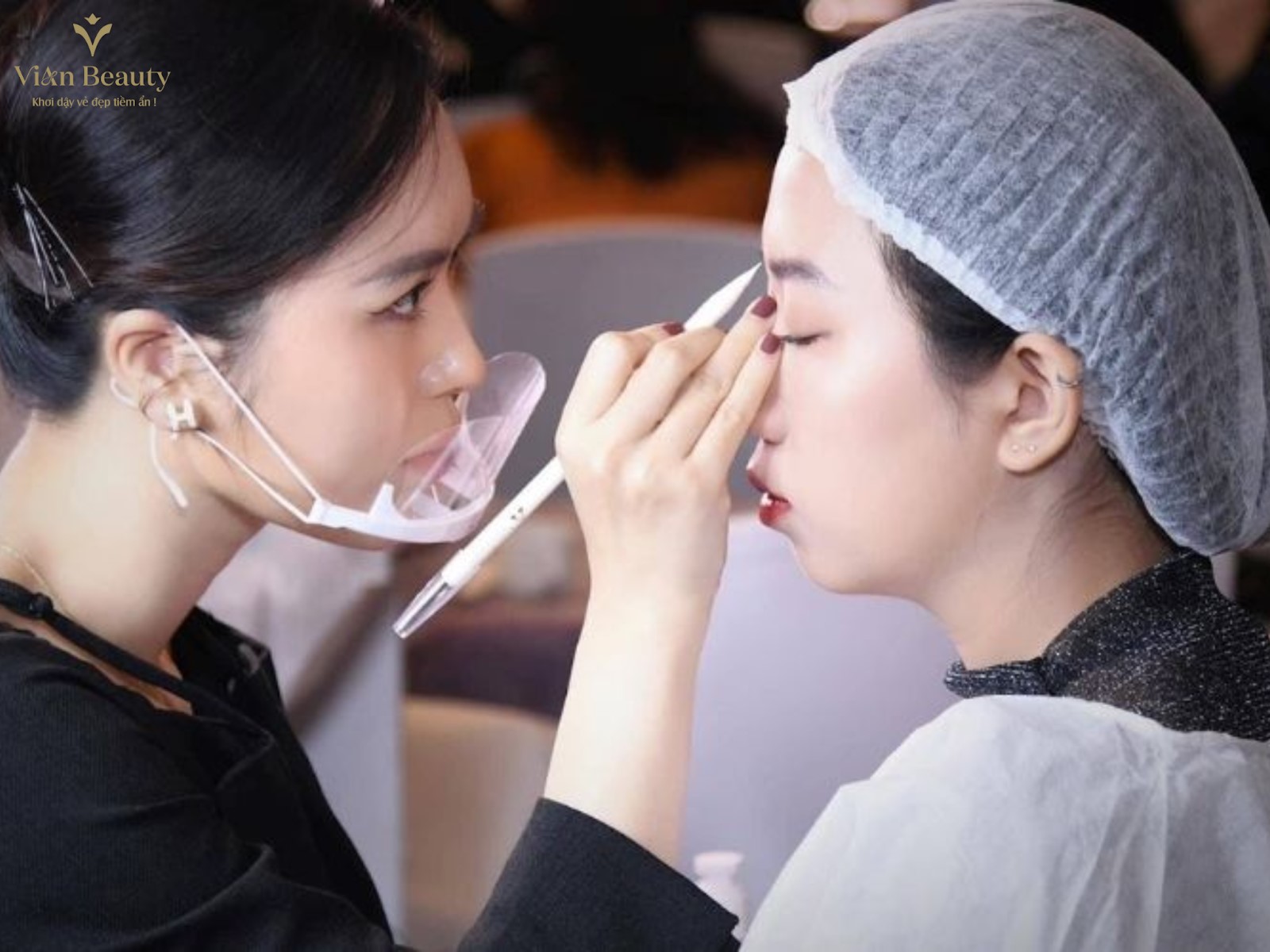 Những Chuyên Gia Đóng Vai Trò Quan Trọng Trong Ngành Thẩm Mỹ