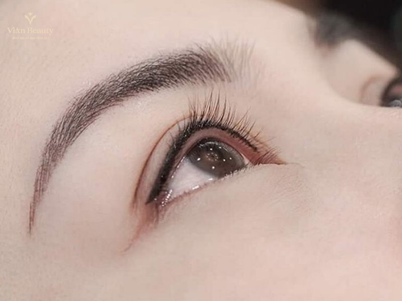 Phun Mí Eyeliner Là Một Giải Pháp Làm Đẹp Tiện Lợi