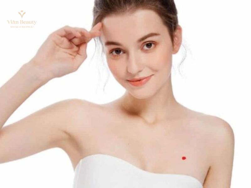 Nôt Ruồi Phong Thủy Ở Ngực