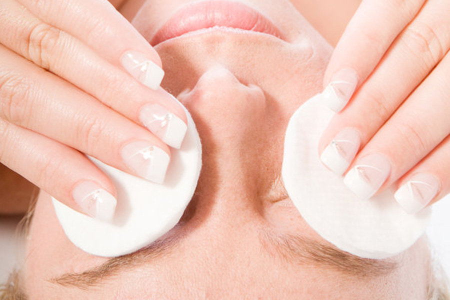 Vệ Sinh Mí Mắt Nhẹ Nhàng Và Đúng Cách Sau Phun